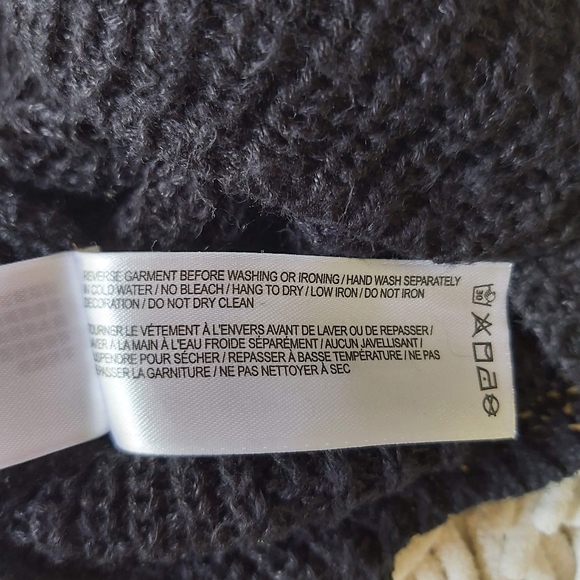 Roots black short sleeve sweater- size medium - Picture 2 of 8